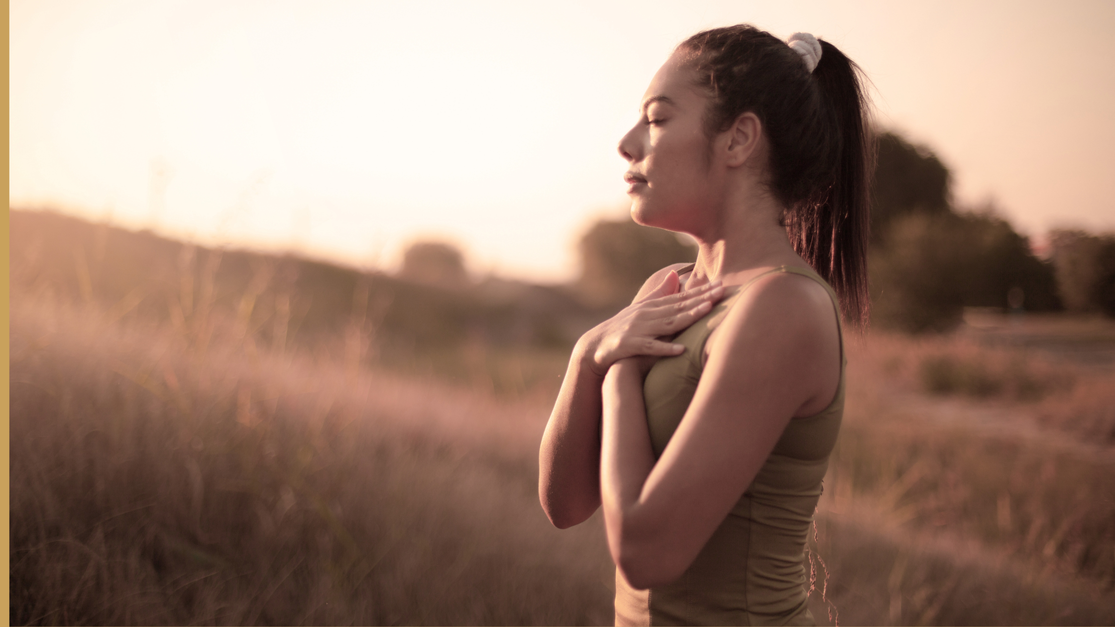 Cohérence cardiaque : respiration apaisée, une main posée sur le cœur